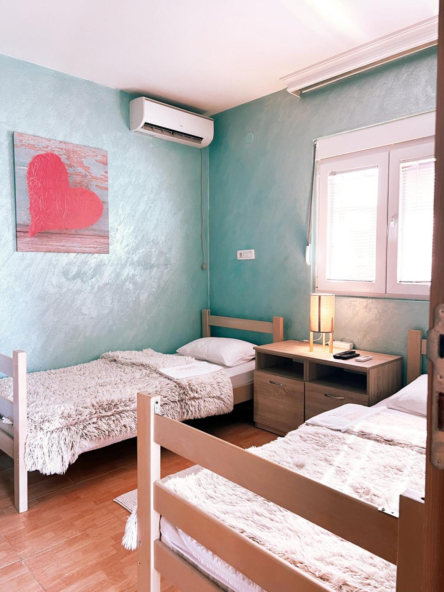 Apartments Aerodrom Podgoriţa Cameră foto
