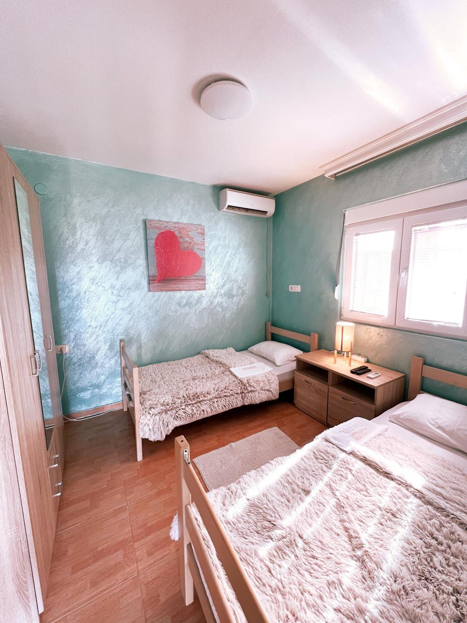Apartments Aerodrom Podgoriţa Cameră foto