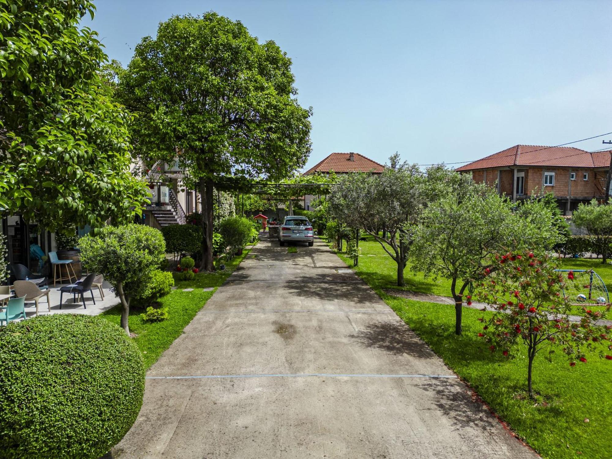 Apartments Aerodrom Podgoriţa Exterior foto